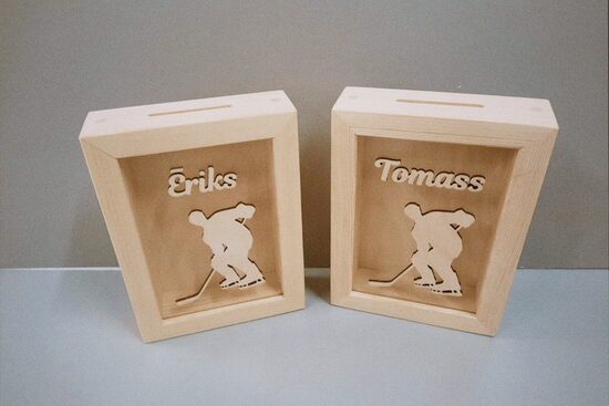 Personalizēta koka krājkase- hokejists ar vārdu 